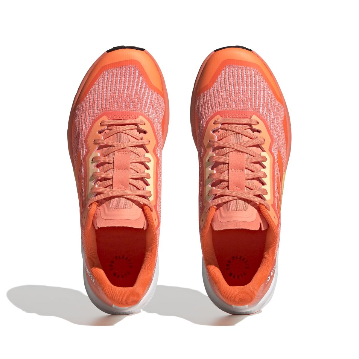 product/a/d/adidas_hr1141_3_footwear_photography_top_portrait_view_white_000.jpg