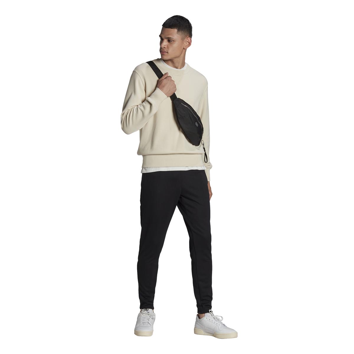 product/h/c/hc0332_app_on-model_walking_white_1645107693.jpg