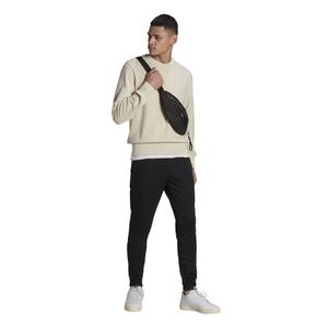 product/h/c/hc0332_app_on-model_walking_white_1645107693.jpg